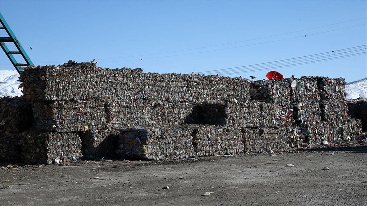 Bitlis'te toplanan atıklar evlere ışık, ekonomiye gelir oluyor