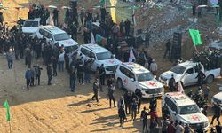 Hamas, esir takasının üçüncü turunda Gazze'deki İsrailli 3 esirden birini Kızılhaça teslim etti