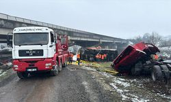 Düzce'de kar küreme aracı ile tırın köprüden devrildiği kazada sürücüler öldü