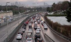 İstanbul'da kar yağışının etkisiyle trafik yoğunluğu yaşanıyor