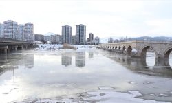 Türkiye'nin en uzun nehri Kızılırmak kısmen buz tuttu