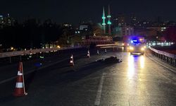 Bağcılar TEM Otoyolu'nda otomobilin çarptığı motosiklet sürücüsü öldü