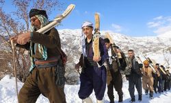 Hakkari'de köylüler tahtadan yaptıkları kayak takımlarıyla kayarak eğlendi