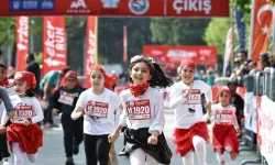 Binlerce çocuktan 23 Nisan'da neşeli adımlar