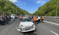 Anadolu Otoyolu'nda otomobil ile oto kurtarıcısının karıştığı kazada 3 kişi yaralandı