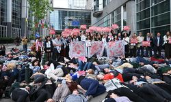 AP önünde yere uzanan aktivistler, İsrail'in Gazze'deki soykırımını protesto etti