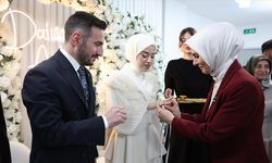 Bakan Göktaş, kendisine sosyal medyadan ulaşan gencin nişan yüzüğünü taktı