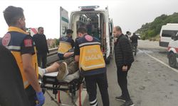 Bursa'da işçileri taşıyan minibüs ile otomobilin çarpıştığı kazada 12 kişi yaralandı