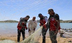 Diyarbakır'da Kralkızı Baraj Gölü hayalet ağlardan temizlendi