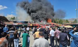Erzincan’da sıralı dükkanların çatısında çıkan yangına müdahale ediliyor