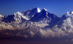 Everest'teki şiddetli rüzgarlar zirve tırmanışlarını olumsuz etkiledi