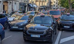 Fransa genelinde taksi şoförleri eylem düzenledi