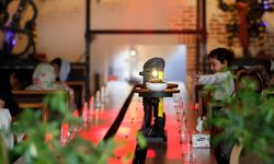 Garsonları robotlar olan Tahran'daki restoran, müşterilerine alışılmışın dışında bir deneyim sunuyor