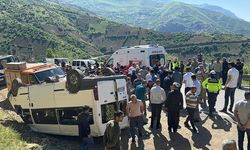 Hakkari'de öğrenci servisinin devrilmesi sonucu 14 kişi yaralandı