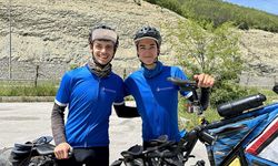 İki Alman gezgin kanserle mücadele farkındalığı için 13 bin kilometre pedal çevirerek Çin Seddi'ni aşacak