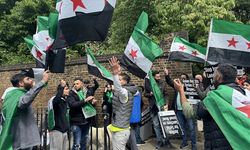 İsrail'in, Suriye'ye yönelik saldırıları Londra'daki elçilik binası önünde protesto edildi