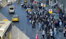 İstanbul'da Özel Halk Otobüsü şoförlerinin kontak kapatması nedeniyle duraklarda yoğunluk yaşanıyor