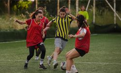 İzmirli kadınların halı saha maçında "kaybeden yok"
