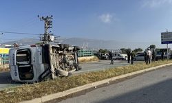 Kahramanmaraş'ta işçi servisi ile otomobilin çarpıştığı kazada 12 kişi yaralandı