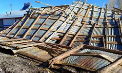 Kars'ta fırtına ve hortum nedeniyle 12 ev ile eklentilerinin çatısı uçtu