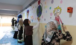 Kütahya'da üniversite öğrencileri ilkokul koridorlarını bilim ve sanat çizimleriyle renklendirdi