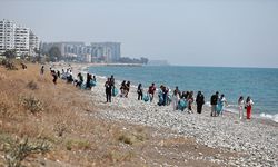 Mersin'de öğrenciler deniz kaplumbağalarının yuvalama alanlarını temizledi