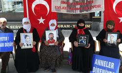 Muş'ta evlatlarına kavuşmak isteyen aileler DEM Parti önündeki eylemlerini sürdürdü