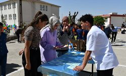 Öğretmen adayları kırsaldaki öğrencilere matematiği sevdirmek için etkinlik yapıyor