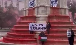 Paris'te Masumlar Çeşmesi'ne "Gazze'de kan gölü durdurulsun" çağrısıyla kırmızı boya döküldü
