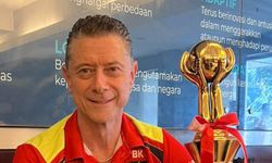 Voleybolda Türk başantrenör Bülent Karslıoğlu'nun Endonezya'da şampiyonluk sevinci