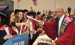 Anadolu Üniversitesinde 7'den 77'ye mezunlar için tören düzenlendi