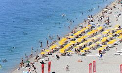 Antalya sahillerinde Kurban Bayramı'nın ilk gününde yoğunluk yaşanıyor
