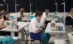 Edirne'de üniversiteliler hastane ameliyathanesi için tekstil malzemeleri dikiyor