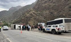 Hakkari'de midibüsün devrilmesi sonucu 12 asker yaralandı