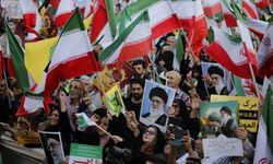 İran'da binlerce kişi İsrail ve ABD'yi protesto ederken "intikam, intikam" sloganları attı
