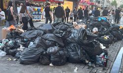 İzmir'de toplanmayan çöpler tepkilere neden oluyor
