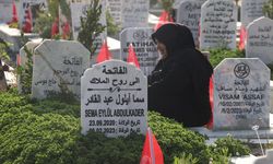 Kurban Bayramı'nın ilk gününde şehitlik ve mezarlıkları ziyaret edenler yakınları için dua okudu