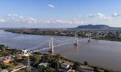 Mozambik'teki Zambezi Nehri ve Samora Machel Köprüsü havadan görüntülendi