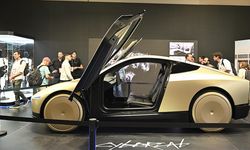 Musk'ın sürücüsüz taksi hizmeti sunacak aracı Cybercab, VivaTech'te görücüye çıktı