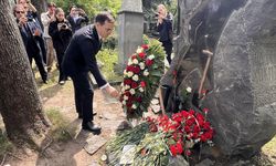 Nazım Hikmet Ran, ölümünün 62. yılında Moskova’daki mezarı başında anıldı