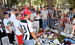 Manisa'da Ferdi Zeyrek’in kabri ziyaretçi akınına uğradı