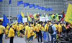 Çiftçiler AB kurumları önünde protesto düzenledi