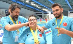 Otizmli ve işitme engelli yüzücü yeni başarılara babasıyla hazırlanıyor