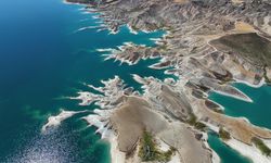 Atatürk Barajı'nda kuraklık nedeniyle su seviyesinin düşmesi sonucu adacıklar gün yüzüne çıktı