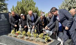 'Bozkırın Tezenesi' halk ozanı Neşet Ertaş, Kırşehir'de mezarı başında anıldı