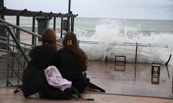 Ordu'da kuvvetli rüzgar Karadeniz'de dev dalgalar oluşturdu