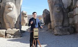 Dedesinin icadı temassız müzik aletini tanıtmak için dünyayı geziyor