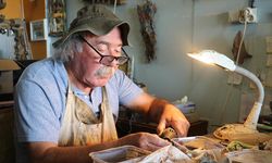 Denizin sürüklediği ağaç ve amforalar, emekli öğretmenin elinde hediyelik eşyaya dönüşüyor