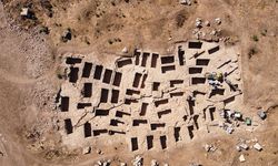 Kolossai Antik Kenti'nde yan yana kaya tekne tipi 60 mezar bulundu