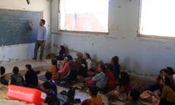 Suriye'nin İdlib ilinde öğrenciler soğuk sınıflarda yere oturarak eğitim görüyor